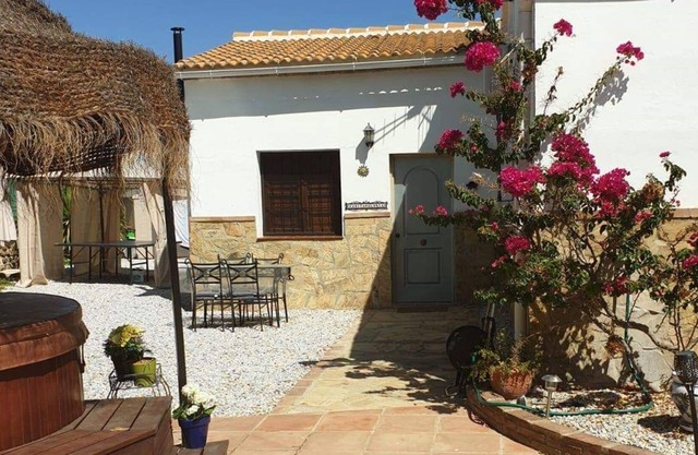 Casita Gloria- Studio Apartment near Lake Vinuela with private hot tub