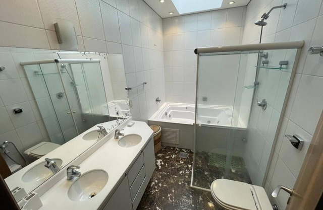 Castelinho, live an elegant experience in this modern and well-lit house