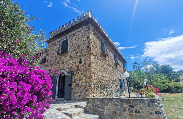 Castello degli Ulivi: ancient luxury farmhouse near Roccella Jonica beach