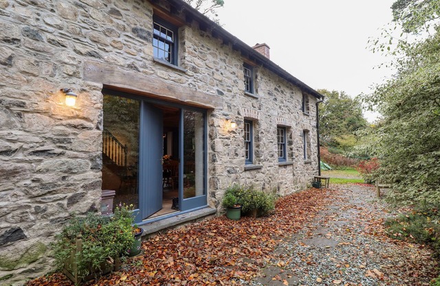 CASTLE COACH HOUSE, pet friendly in Newport, Pembrokeshire
