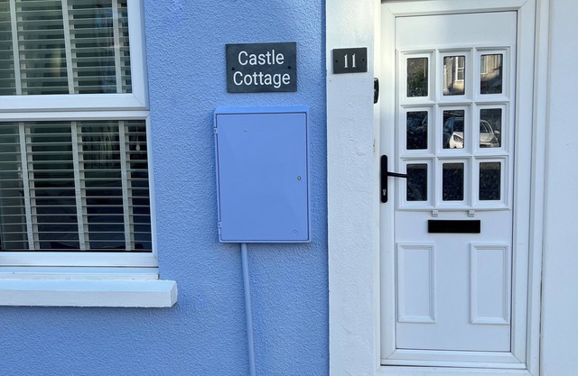 Castle cottage in the town of Tenby 1 min walk to the town 5 min walk to beach