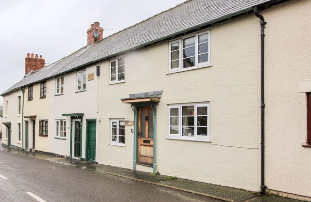 CASTLE COTTAGE, pet friendly, character holiday cottage in Clun