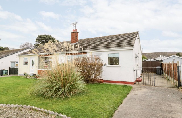 CASTLE COVE, pet friendly, with a garden in Abergele