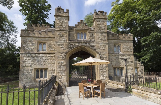 Castle Gatehouse - a sudeley castle cottage that sleeps 4 guests in 2 bedrooms