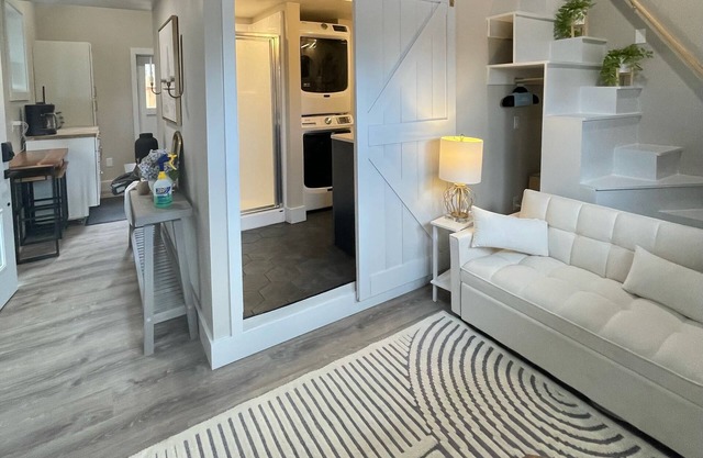 ~Castle~ Stylish loft w/laundry, kitchenette, and a private yard