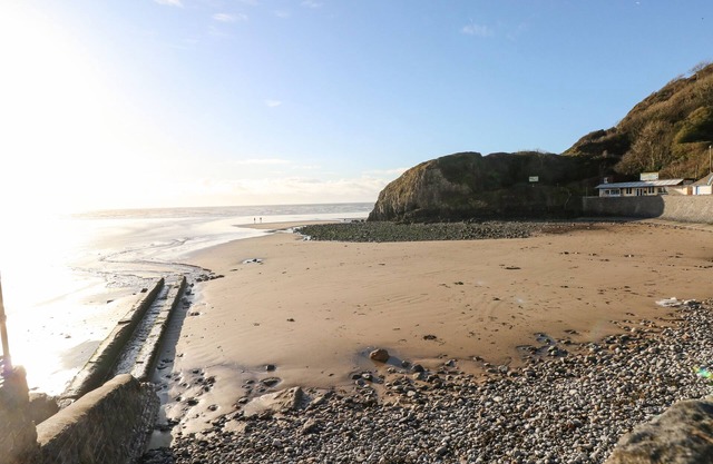 CASTLEVIEW 22, pet friendly, character holiday cottage in Pendine