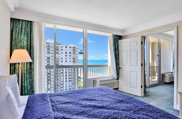 Casual 12th-floor condo with ocean view, gym & 5G WiFi