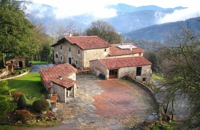 Catalan farmhouse from the 11th century, within the Natural Park. 10-1