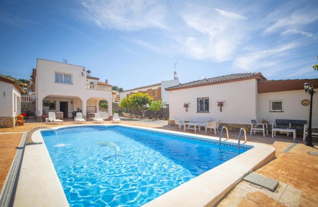 Catalunya Casas Tranquil nature "feel" , yet only 4 min to beach!