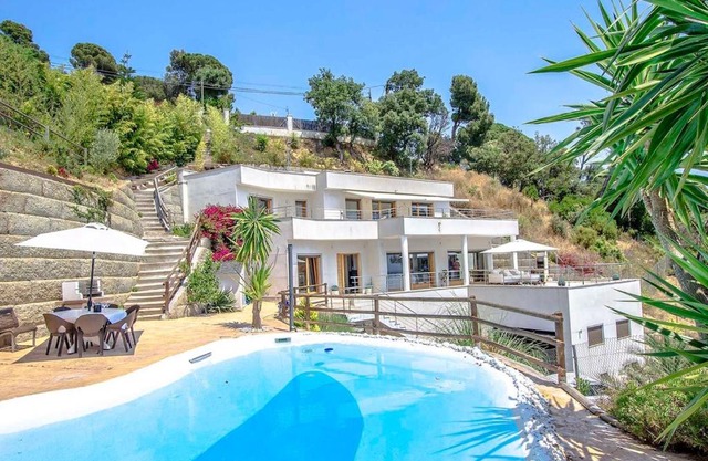 Catalunya Casas Modern Magnificence , only a few km to the beach!
