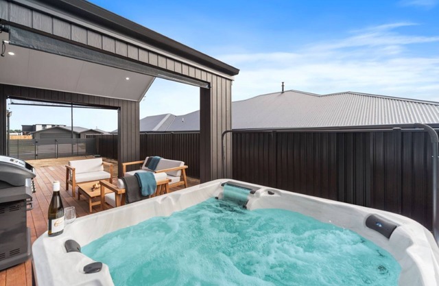 CatchN'Relax with Hot Tub