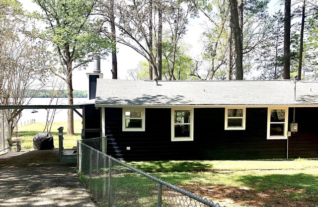 Catfish Cove 2 bed/2 bath cottage on Lake Striker