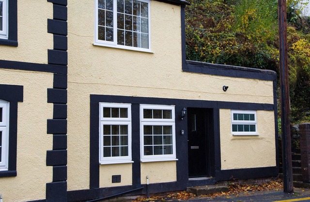 CATREF, pet friendly, character holiday cottage in Llangollen