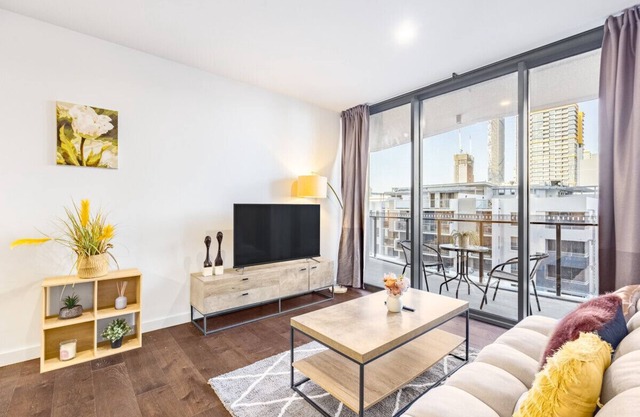 CBD 3B2B Suite near everything w/Parking & Balcony