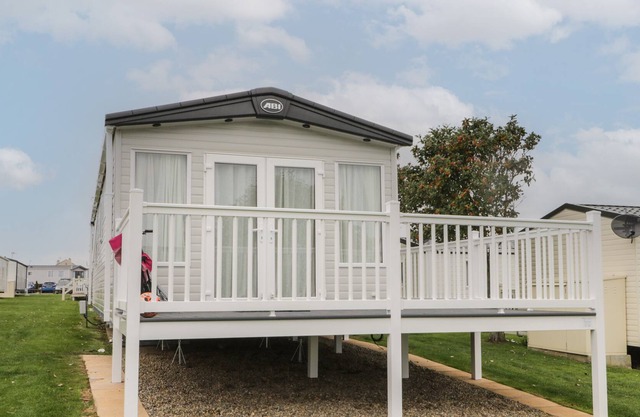 CEDAR 1, pet friendly, country holiday cottage, with pool in Cayton