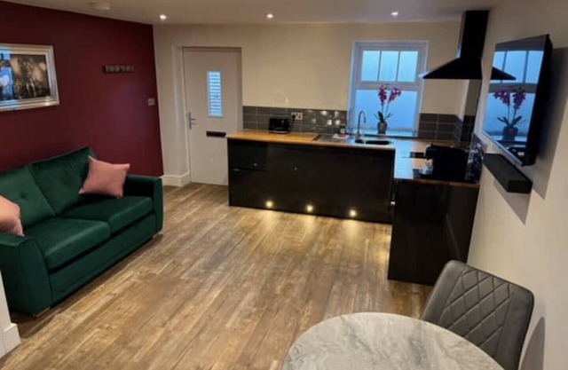 Cedar Barn - Nantwich with Hot Tub
