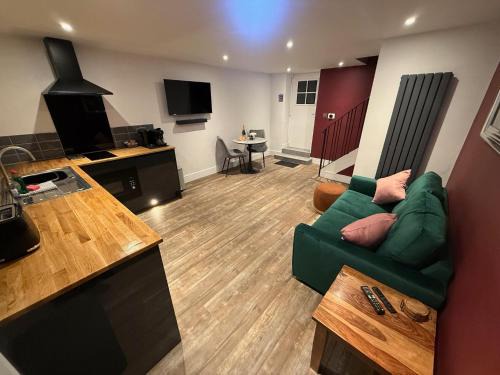 Cedar Barn - Nantwich, with Hot Tub