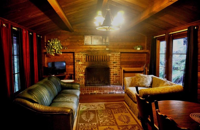Cedar Cabin at Rainier Lodge, 0.4 mi from Mt Rainier