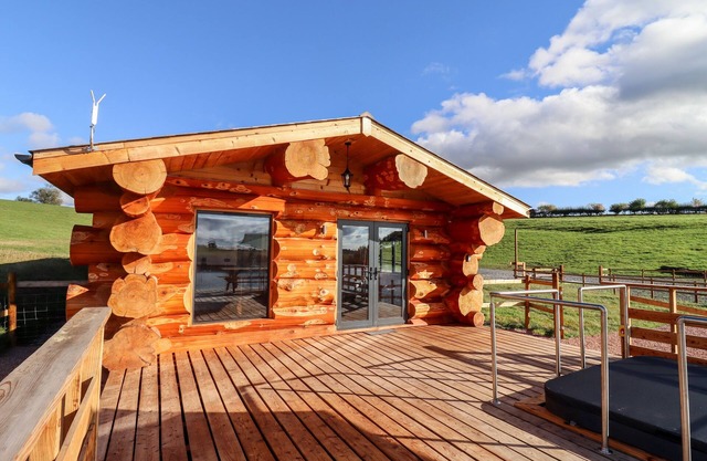 CEDAR CABIN, pet friendly, with hot tub in Clifton Upon Teme