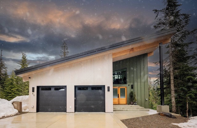Cedar Chalet Powder Days & Firelit Nights: Ski-in, Ski-out. SNOWSHOES INCLUDED!