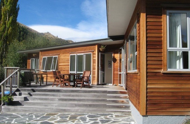 Cedar Cottage. Well located modern cosy holiday cottage.