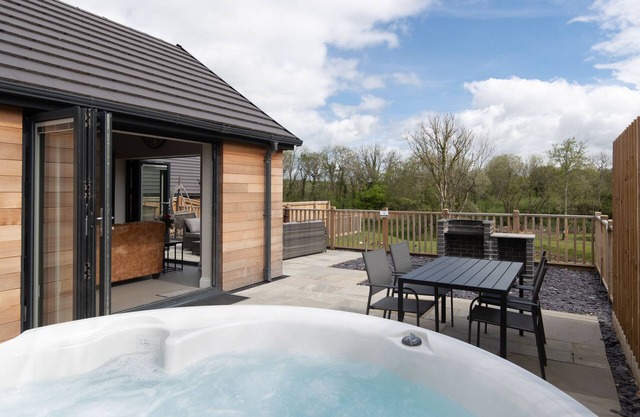 Cedar Cottage with hot tub
