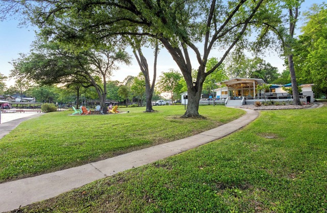 Cedar Creek Lake Waterfront Home for 10: Gameroom, private dock 1 hr. SW of DFW