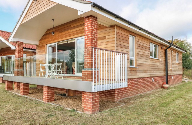 CEDAR LODGE, pet friendly, character holiday cottage in Old Buckenham