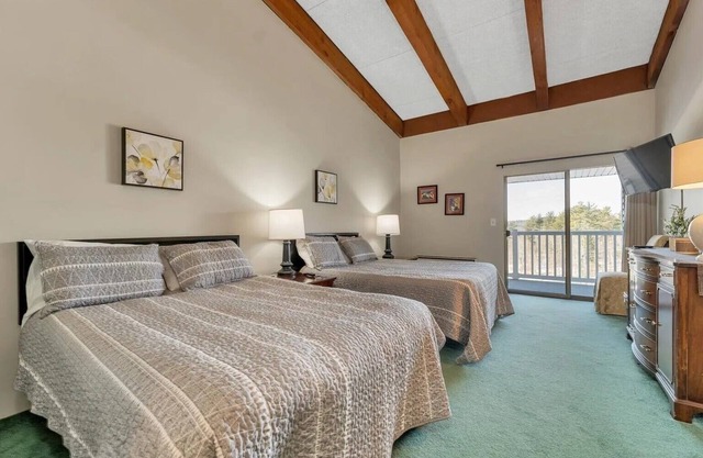 Cedar Lodge Room-Private Balcony Close to Weirs!