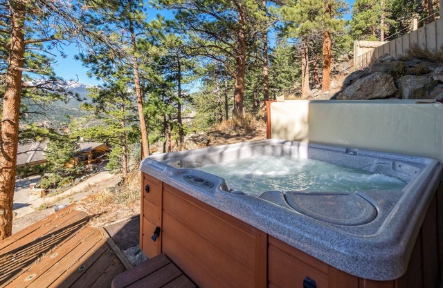 Cedar Lower Luxury Vacation At Windcliff 2 Bedroom Home by RedAwning