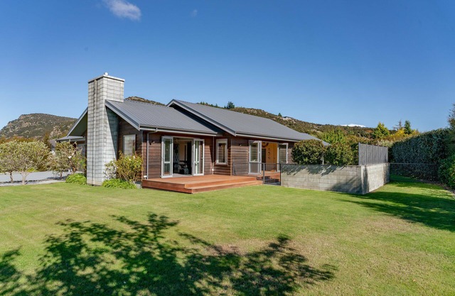 Cedar Sanctuary - Albert Town Holiday Home