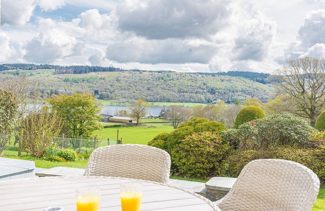 CEDAR WOOD CONISTON, pet friendly, with a garden in Coniston