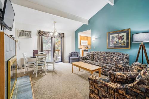 Cedarbrook Deluxe Two Bedroom Suite with outdoor heated pool 19110