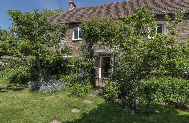 CEFN CAMPSTONE, pet friendly, with open fire in Abergavenny