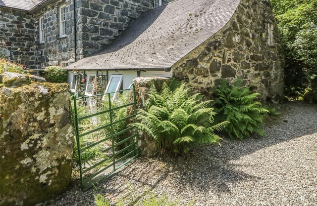 CEFN COCH ISAF, character holiday cottage in Porthmadog