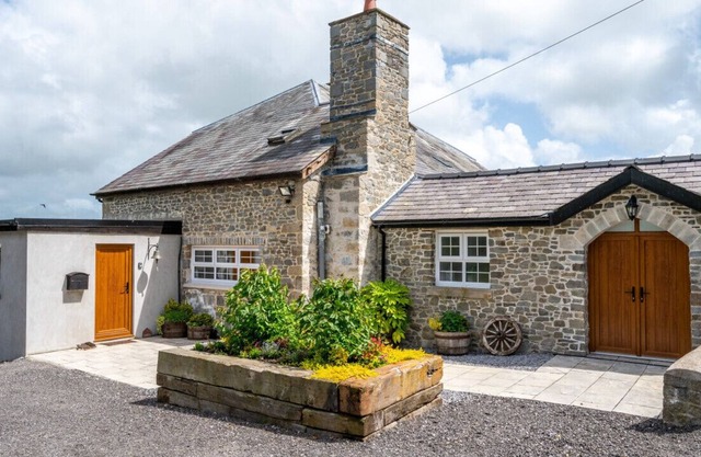 Cefncilwg - Five Bedroom House, Sleeps 10