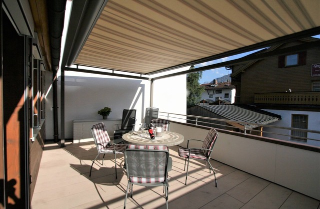 center. Location, maisonnette, pets on request, large balcony. South-west facing roof terrace
