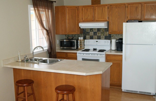 Center of Town w/Fireplace - free Wi-Fi.