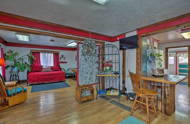 Center Street Cottage walking distance to I.S.U Holt Arena