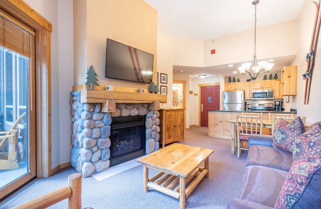 Center Village One Bedroom, Free Wifi, Free Underground Parking