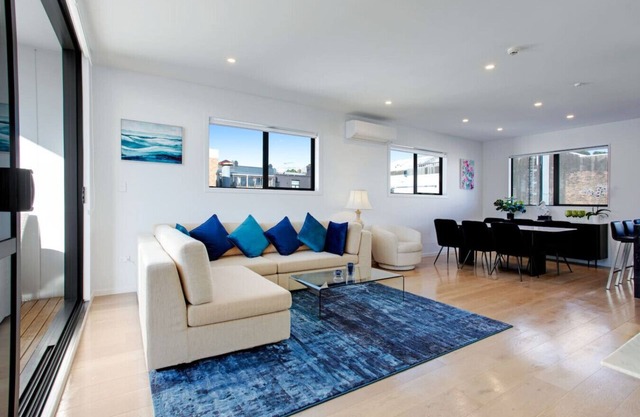 Central Modern Duplex Home near Cornwall Park
