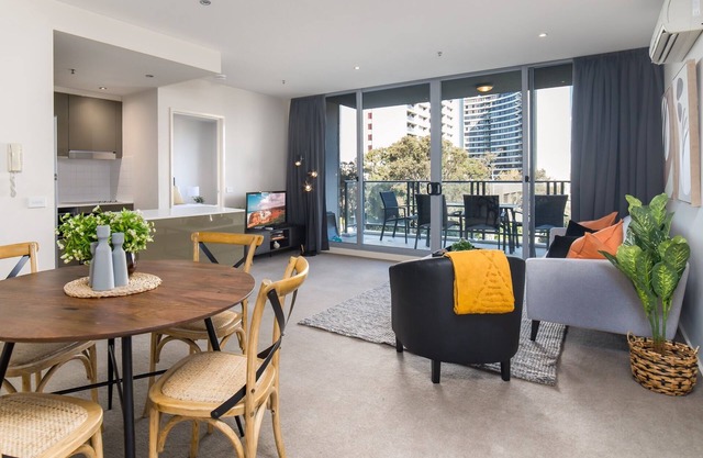 Central 1-Bed with Parking, BBQ and Indoor Pool