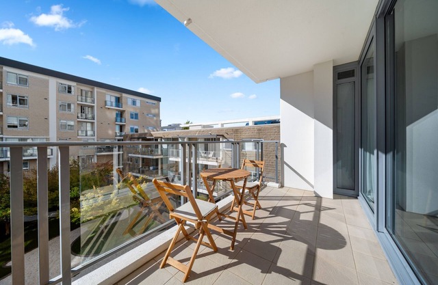 Central 1-Bed with Parking, BBQ, Sauna & Pool