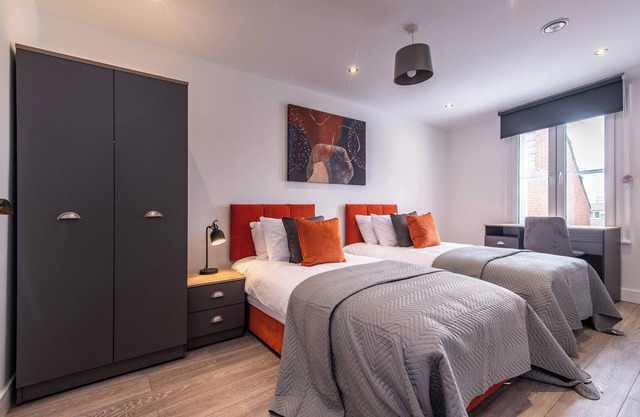 Central 2 Bed Apt - Shops, Dining & Trains Nearby