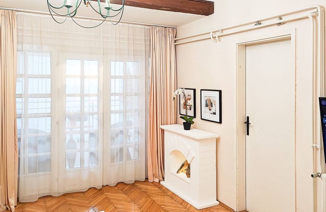 Central 2-bedroom apartment + free private parking