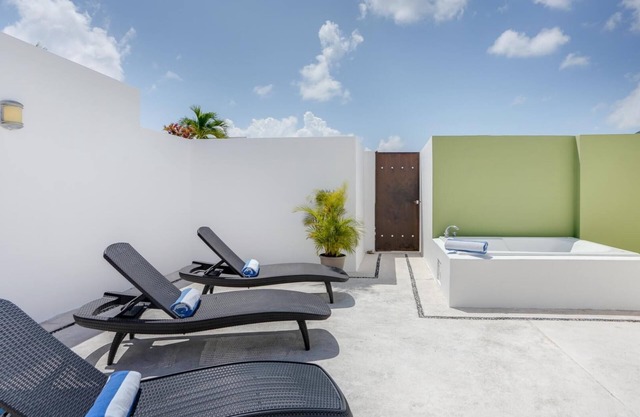 Central 2BR, 1 Block to Beach, Large Private Roof, Pool, Parking, Rooftop Pool