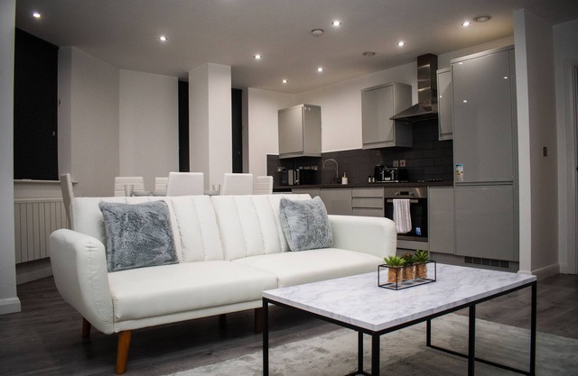Central 2BR Gem: Leicester Bliss