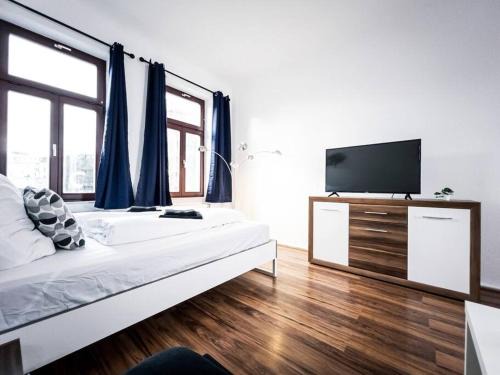 Central 3 Bedroom Apt. close to the Arena and Stadium *up to 8 people*