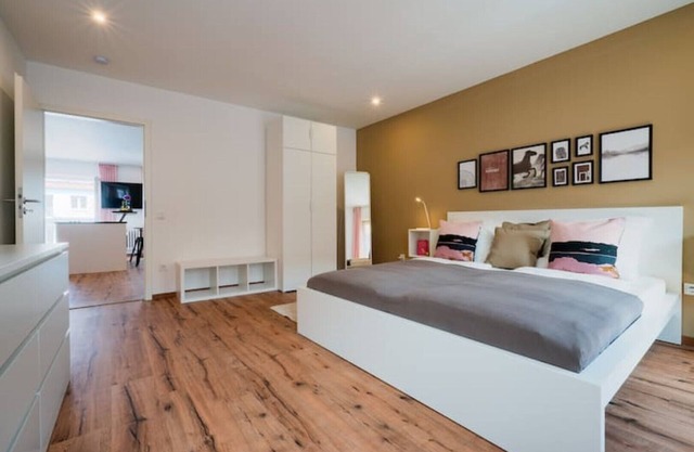 Central 80 sqm city apartment (No. 6) for 4 pers.