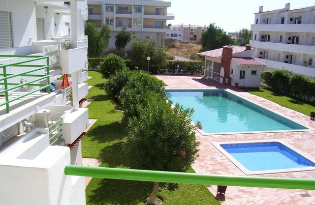 Central apartment by the sea with pool and garden for 4 people.